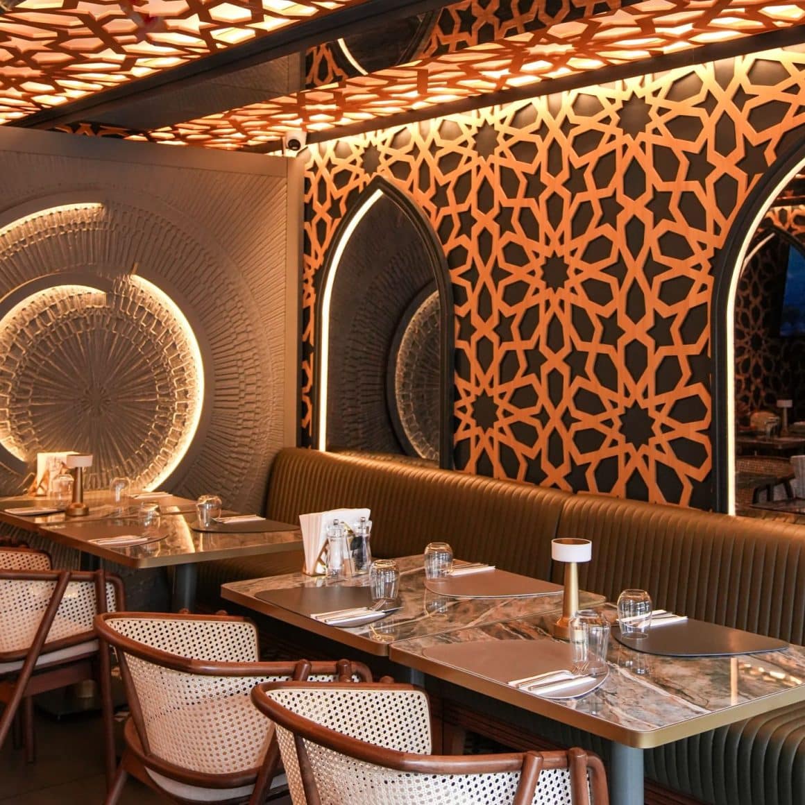 Imagine din interiorul Beyti, restaurant turcesc autentic din București, cu pereti decorati in motive orientale si oglinzi in stil arab