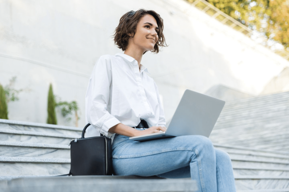 Femeie la laptop, outdoor, isi ia o pazua.
