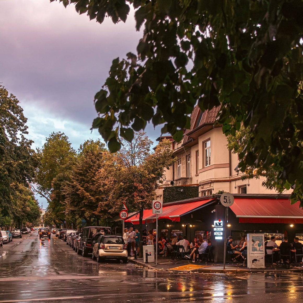 imagine din exterior cu restaurantul Ai Sushi Bar din București, pe coltul strazii Paris, intr-o zi ploioasa. Ales finalist la Best Spot for Urban Bites în The great Restairant Battle Restograf