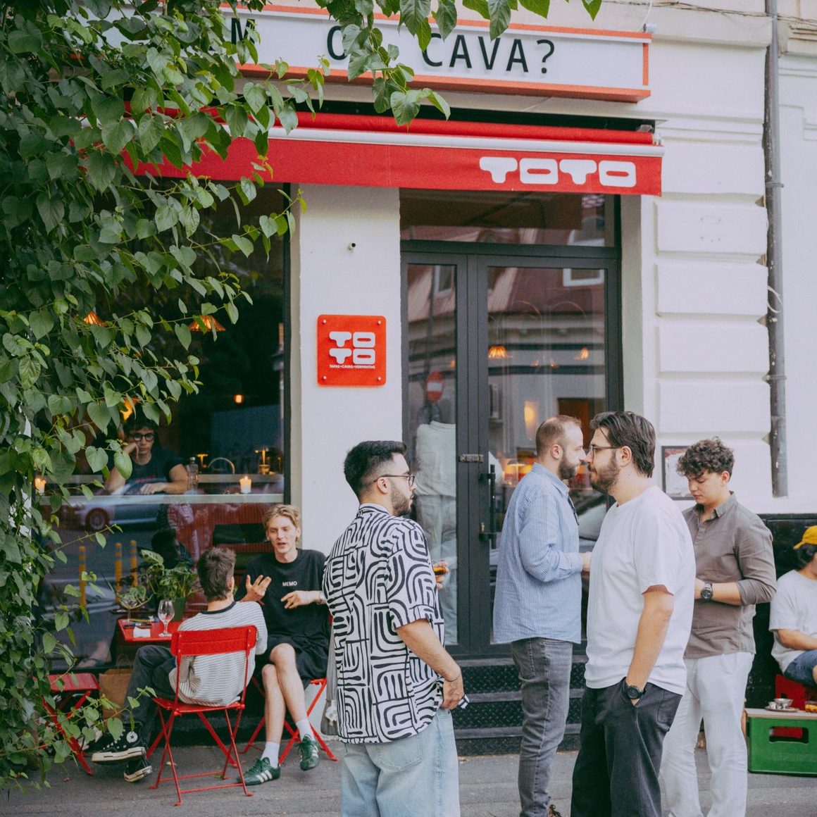 Mai multi oameni in fata pe strada la Bar Toto din București, ales finalist la Best Spot for Urban Bites în The great Restairant Battle Restograf
