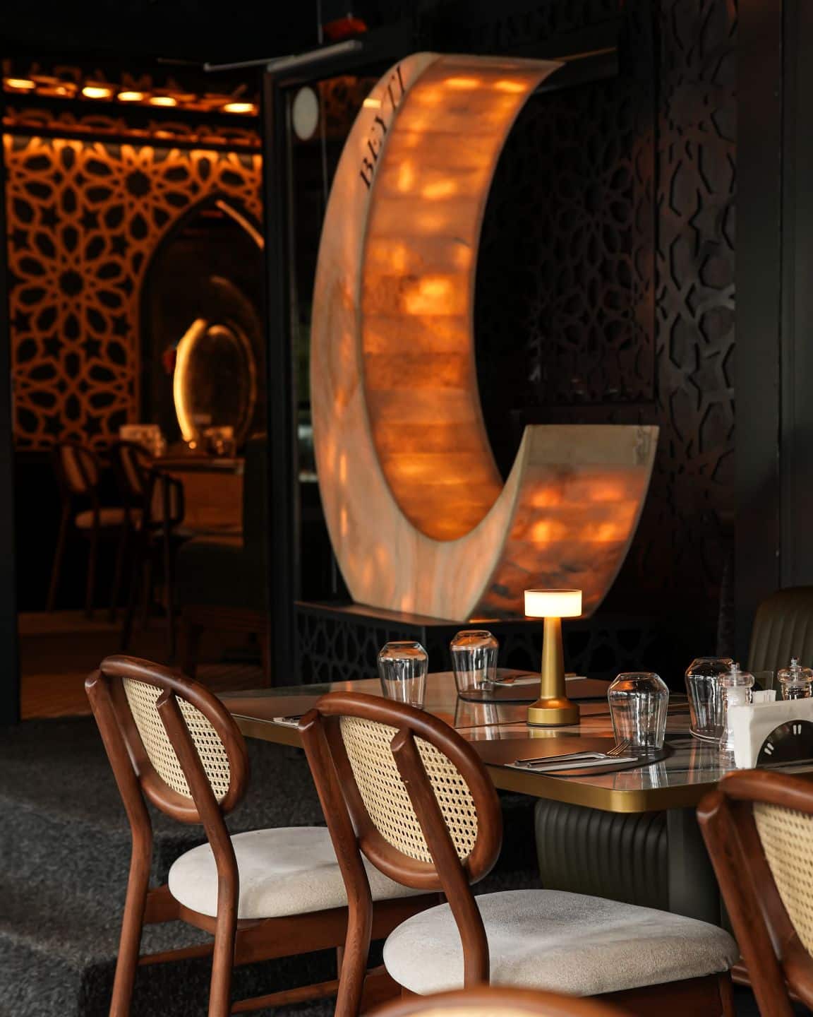 imagine din interiorul Beyti Restaurant turcesc autentic, decorat în stil oriental