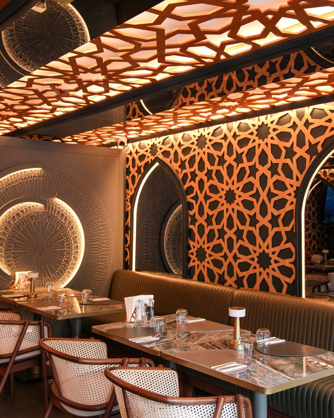 imagine din interiorul restaurantului Beyti cu bucătărie turceasca autentica