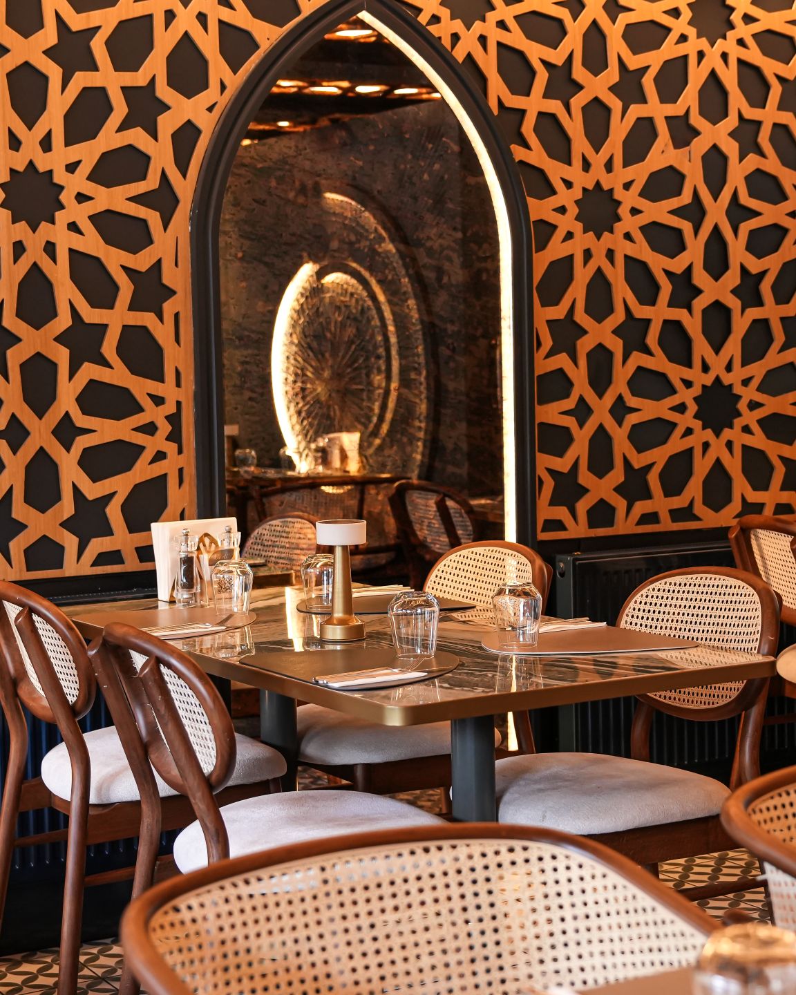 imagine din interiorul Beyti Restaurant turcesc autentic, decorat în stil oriental