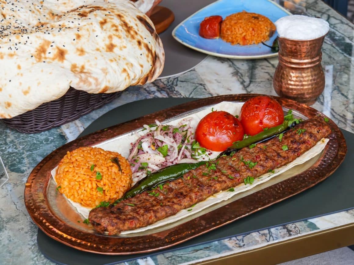 kebab, un preprat din bucătăria turcească autentică, de la Beyti Restaurant București