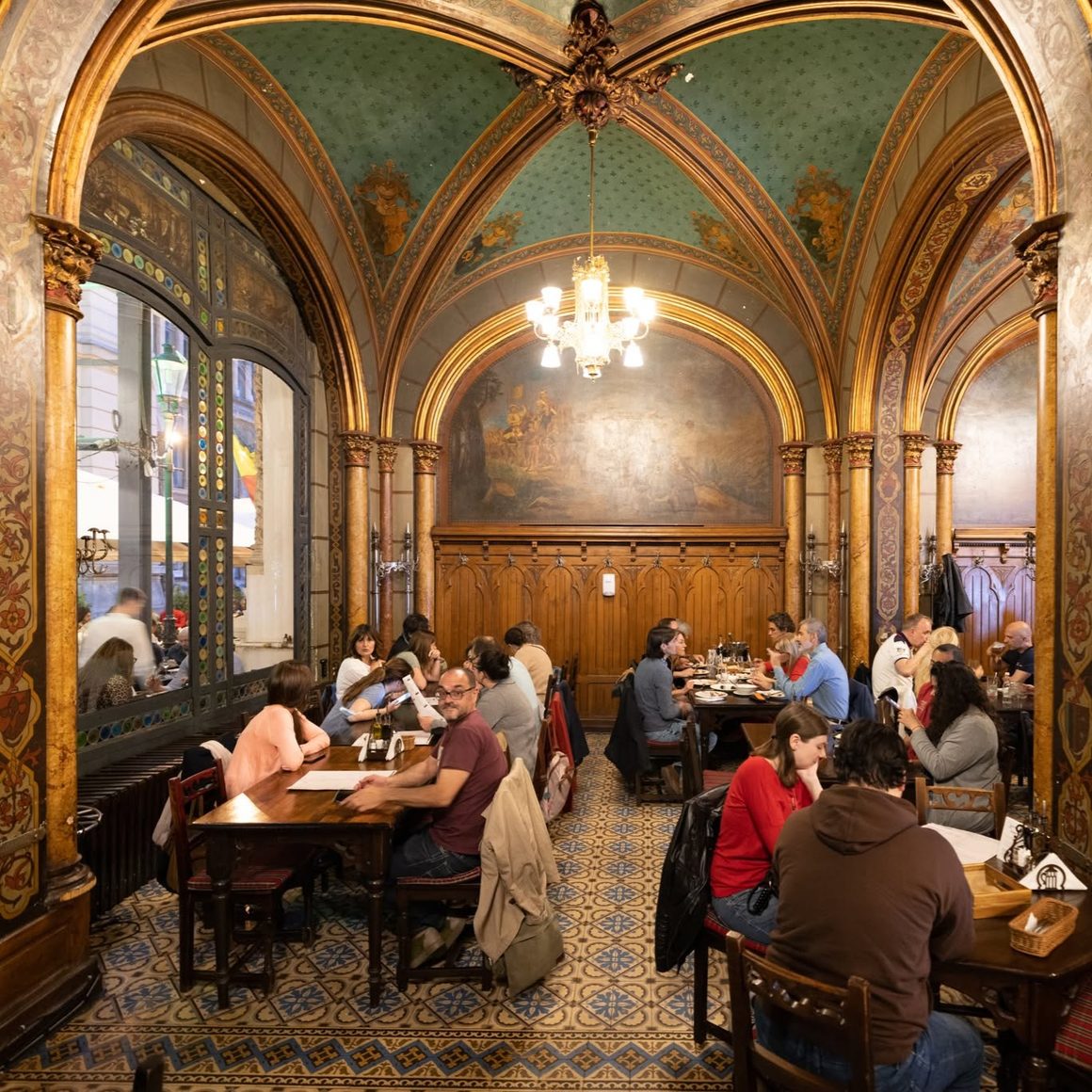 Mai mulți oameni iau masa in restaurant Caru cu bere, ales finalist la Best Spot for Familly Time în Restaurant Battle