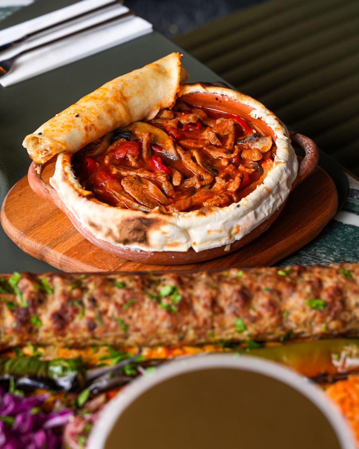 Eli Guvecm mancare turceasca de la Beyti Restaurant