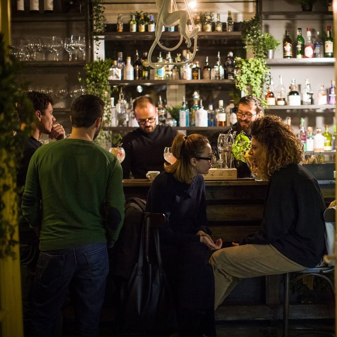 mai multi oameni la bar la Ginoteca București, ales finalist la Best Spot for Cocktail Night în The Great Restaurant Battle Restograf