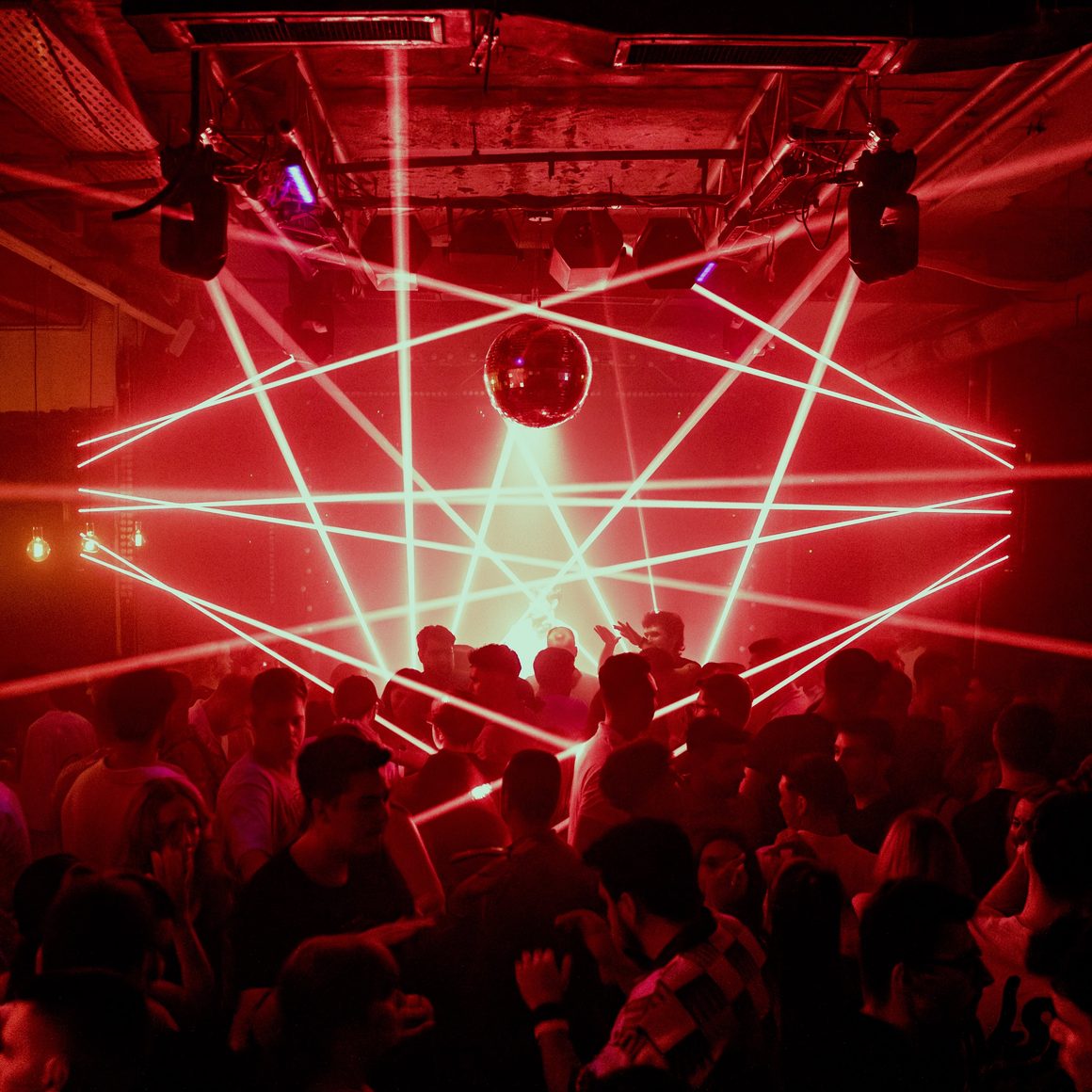 Mai multi oameni danseaza in club la Interbelic București, ales finalist la Best Spot for Party Night în The Great Restaurant Battle Restograf