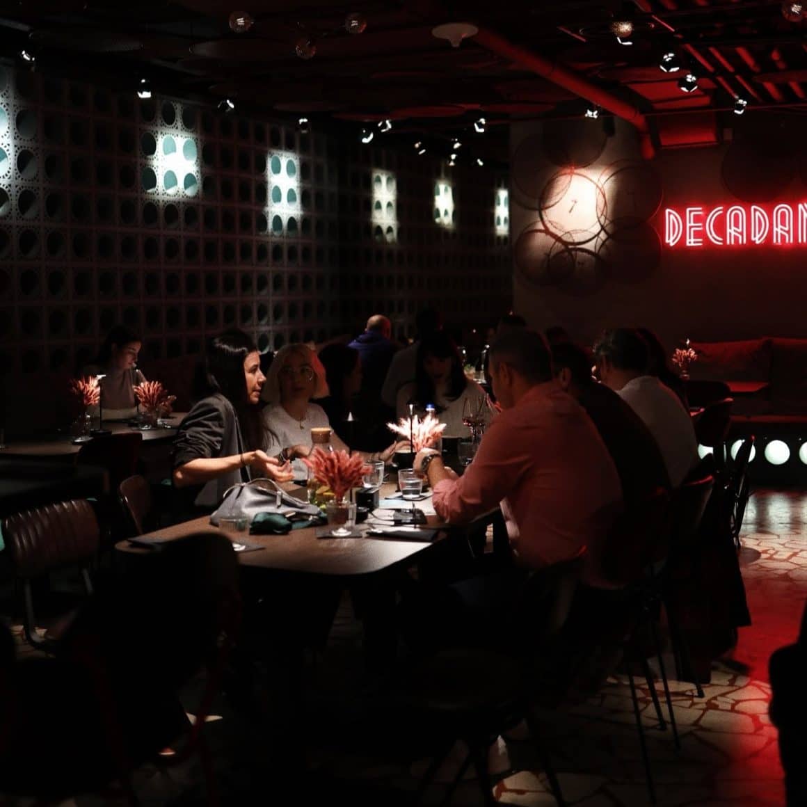 Prieteni la cina, seara, inr estaurant Decadance din București
