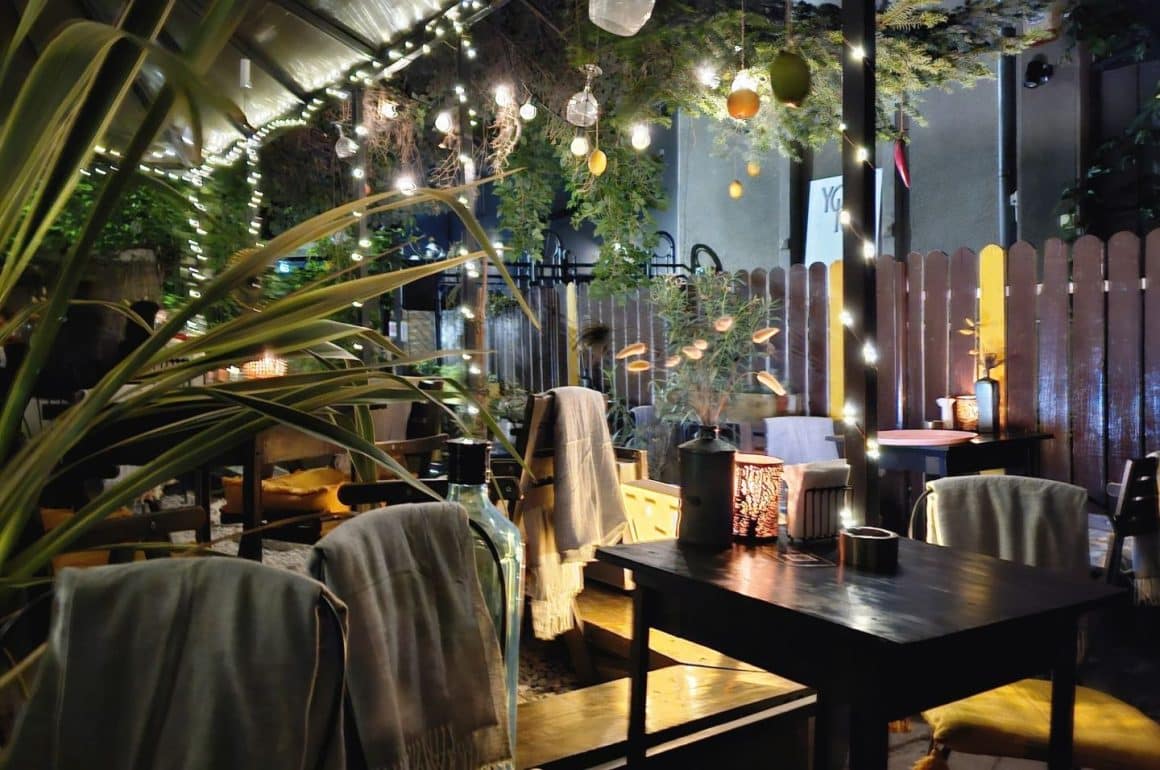 Terasa de la Ginotecam fotografiata seara, amenajata cozy si iluminata cu beculete decorative. Un loc unde bei un apertiivo bun în București