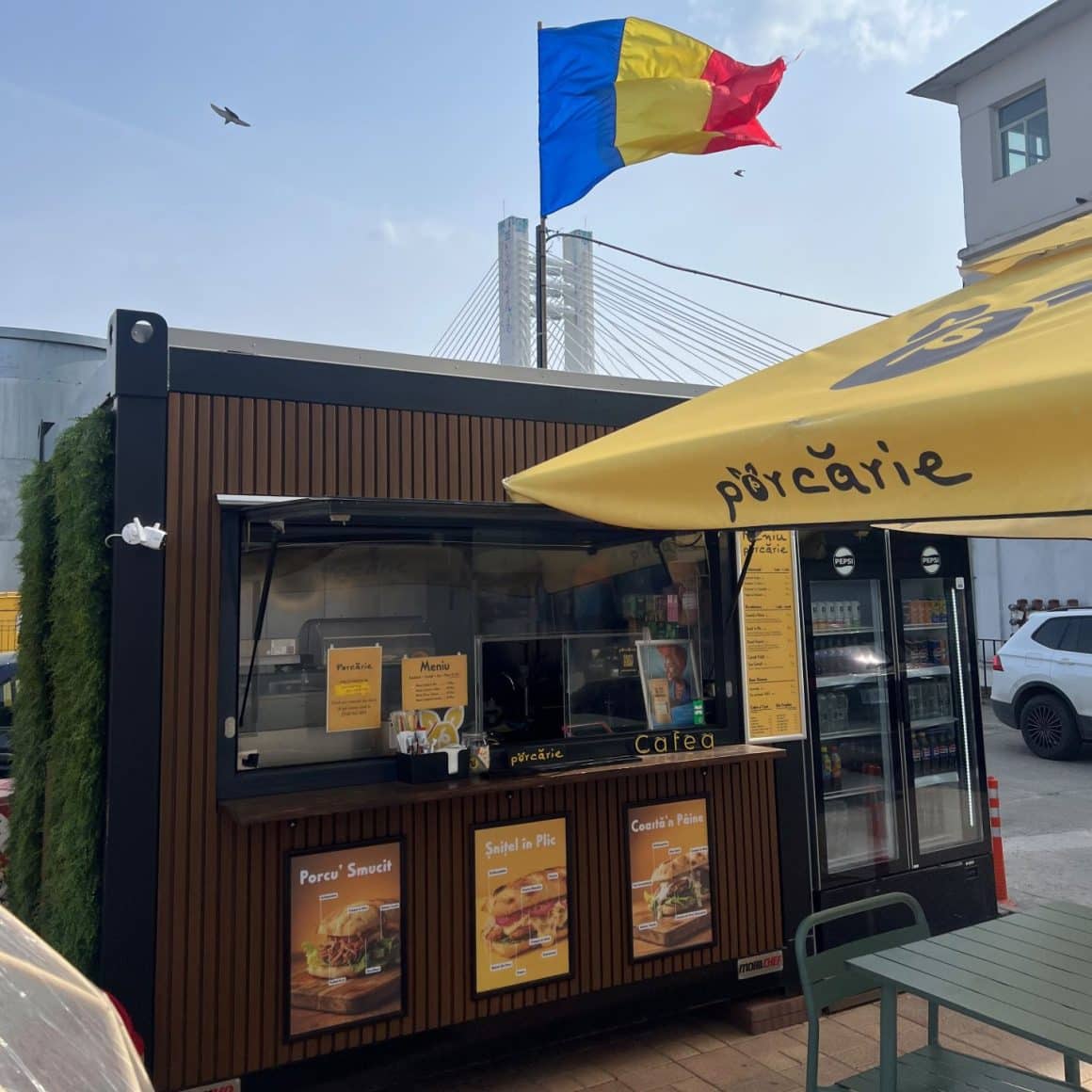 furgoneta de la Porcărie, in parcarea IDM, de und epoti sa-ti iei quick bites în București