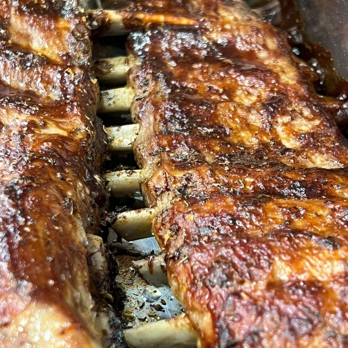 Coaste de porc glazurate, puse pe plita