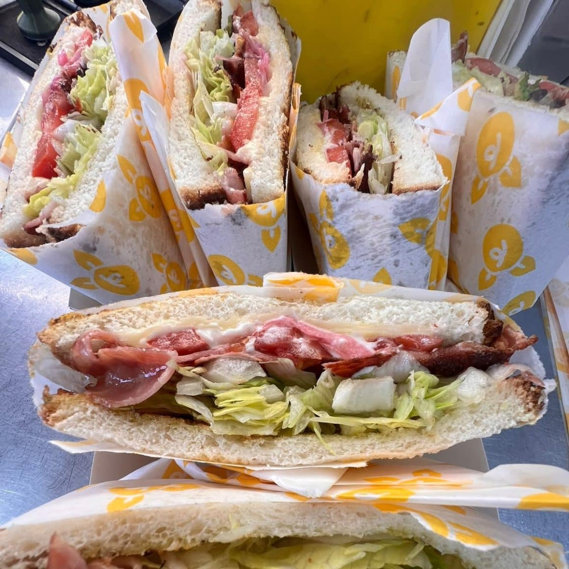 Sandviș cu carne de porc in schiaciatta proaspata, cu salata si sosuri proaspete, de la Porcărie. Quick Bites în București