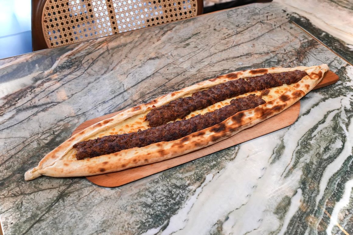 Preparate turcești: Pide cu kebab la restaurantul Beyti