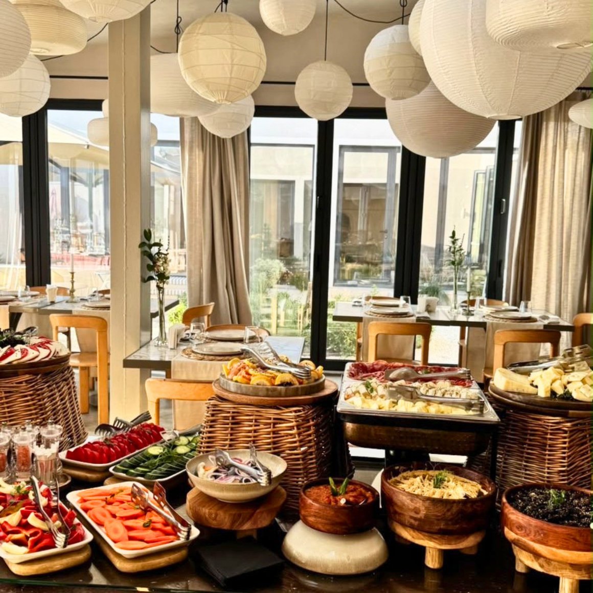 Micul dejun de la hotel Euforia, Eforie – bufet variat cu legume și mezeluri