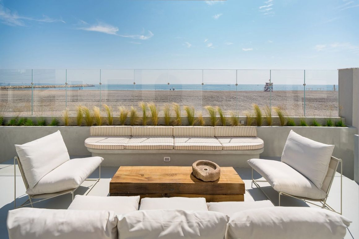 Zonă de relaxare cu vedere la plajă, hotel Euforia din Eforie