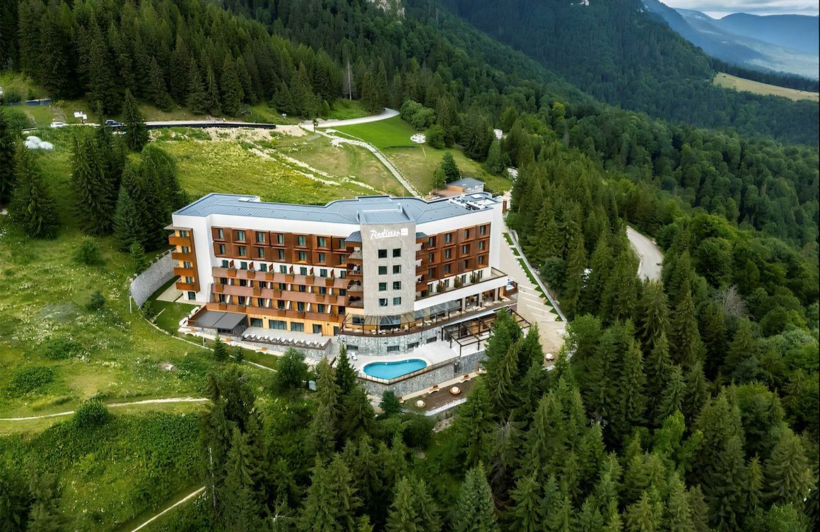 hotelul radisson Blu Sinaia cota 1400, fotografiat in ansamblu, din exterior, inconjurat de brazii de pe munte