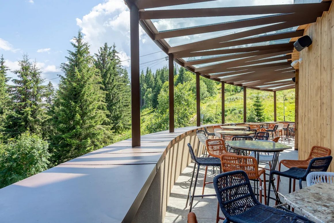 terasa exterioara de la Radisson Blu Hotel Sinaia cota 1400