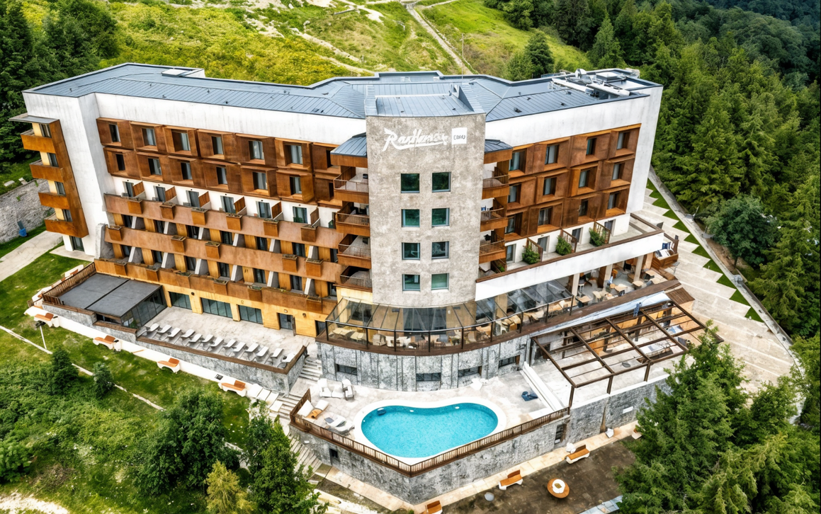 imagine de ansamblu cu radisson Blu Sinaia cota 1400