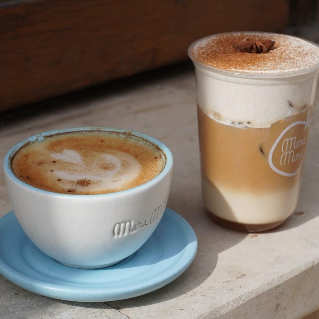 Latte-uri București la Mara Mura, cu băuturi calde și reci, spumă cremoasă, scorțișoară și anason stelat.