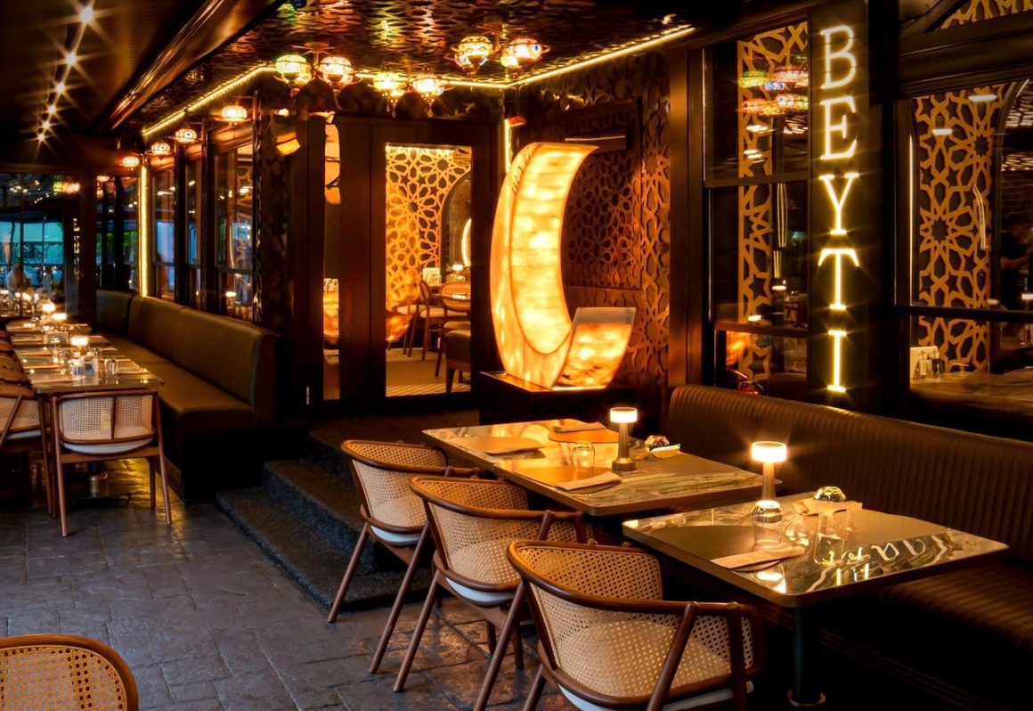Beyti restaurant, restaurant turcesc de succes, cu interior elegant cu iluminat ambiental și mese pentru servirea mesei