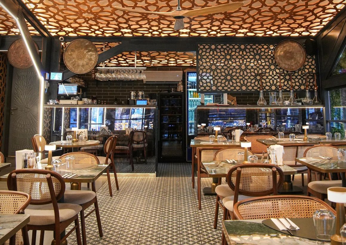 Resign interior cu bar, mobilier elegant și detalii decorative orientale dintr-un restaurant turcesc