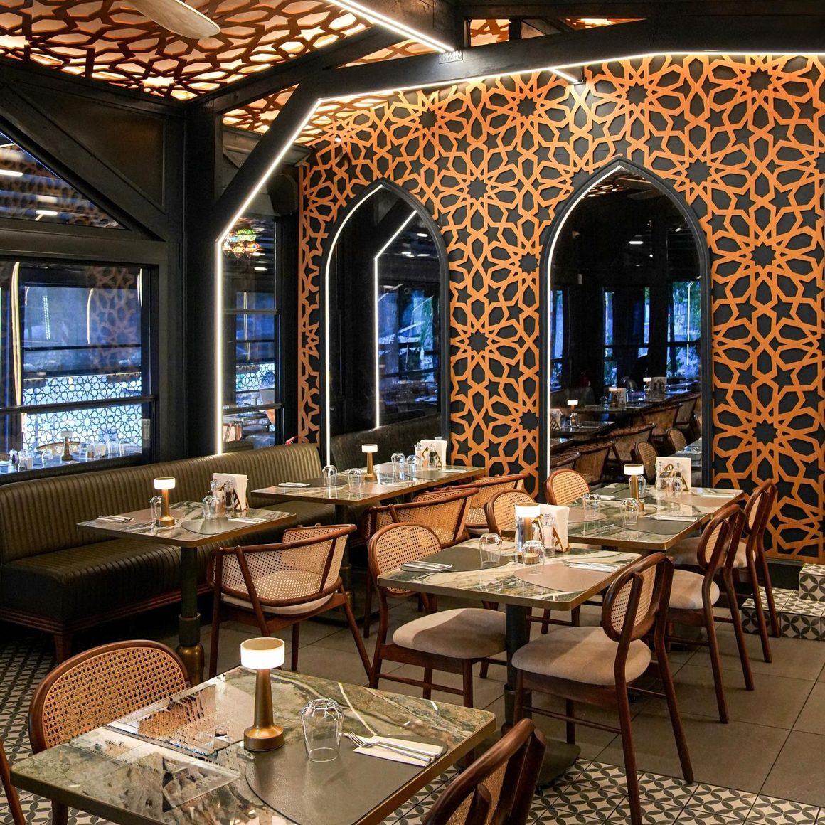 Beyti restaurant cu decor cu arcade, pereți ornamentali și mobilier modern