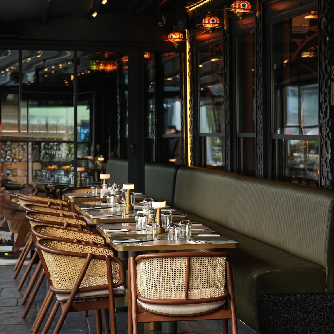 Beyti restaurant turcesc de succes, cu zonă de dining cu banchete, scaune din ratan și mese elegante