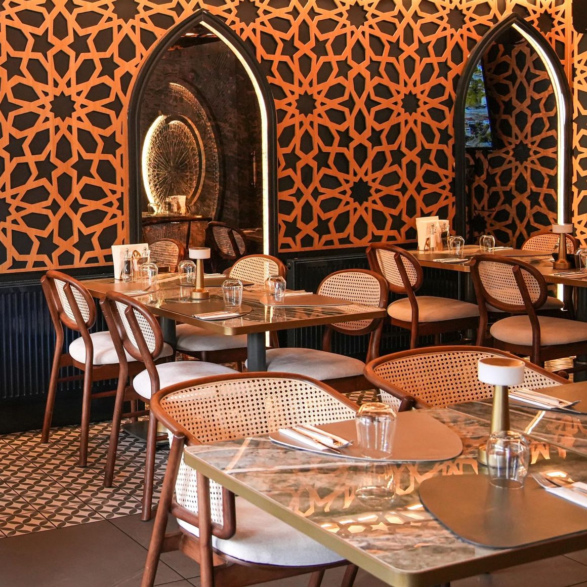 interior cu decor oriental, mese de restaurant și iluminat cald