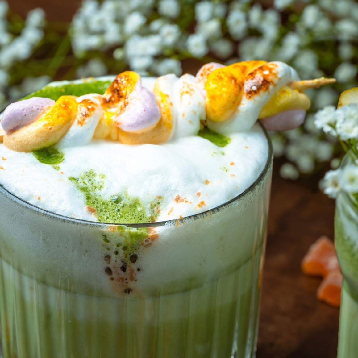 Gingerbread Marshmallow Matcha Latte de la Ikai, cu matcha, spumă de lapte și bezele rumenite, într-o combinație cu arome de turtă dulce.