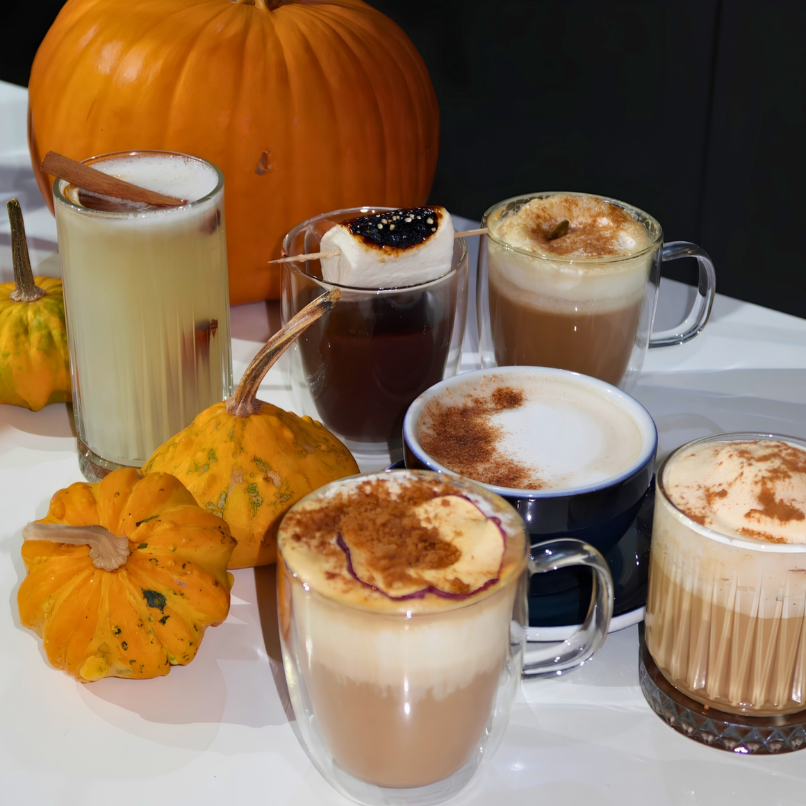 Băuturi calde de toamnă la AM.PM: Apple Latte cu scorțișoară, Chai Latte și Pumpkin Spice Latte, cu spumă de lapte și toppinguri aromate.