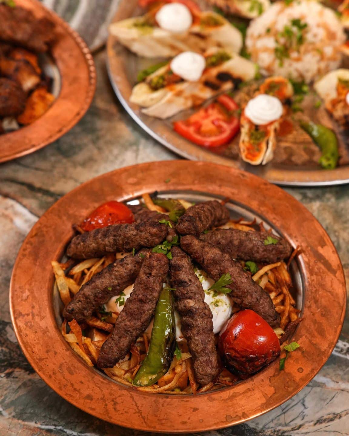 Frigărui din carne tocată cu cartofi prăjiți, ardei și roșii coapte la Beyti restaurant