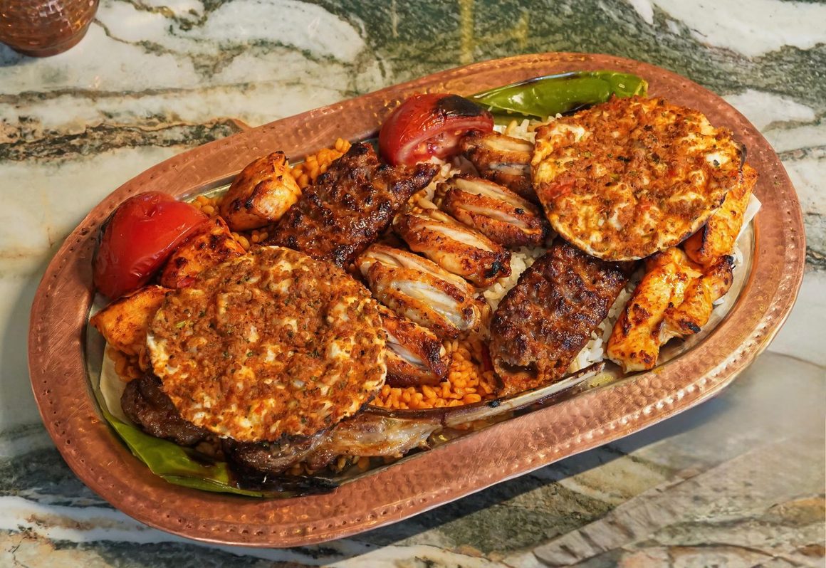 Platou mixt cu carne la grătar, pui, kebab și orez turcesc