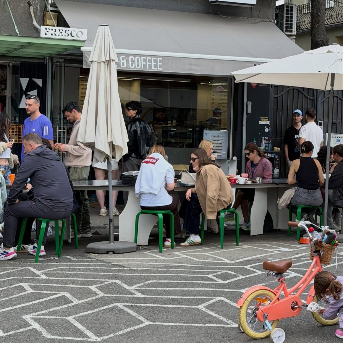 Boiler Coffee, București, cu terasă urbană și mese în aer liber, un loc potrivit pentru o pauză de cafea în oraș.