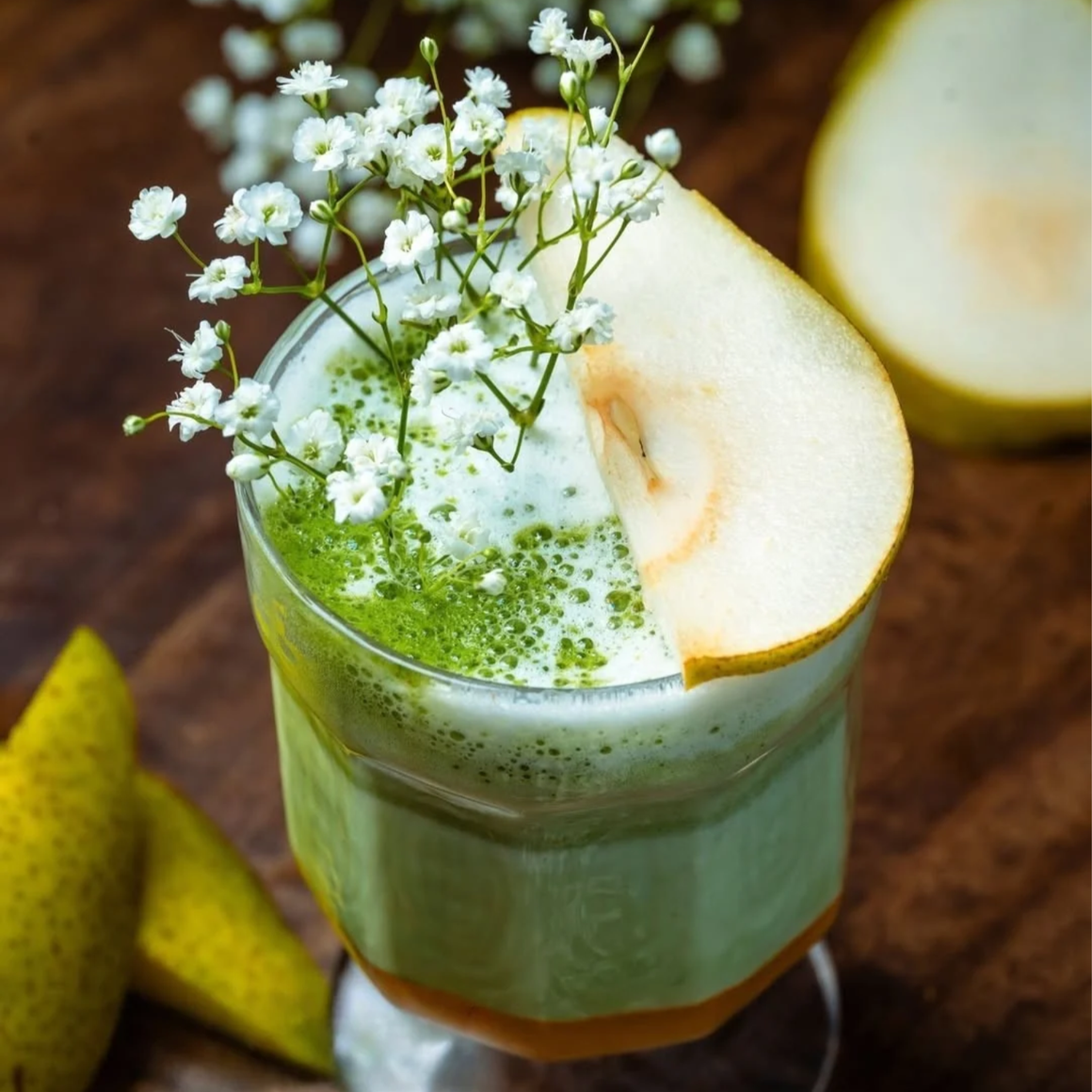 Cardamom Pear Matcha Latte la Ikai, București, cu matcha verde, spumă fină de lapte și felie proaspătă de pară.