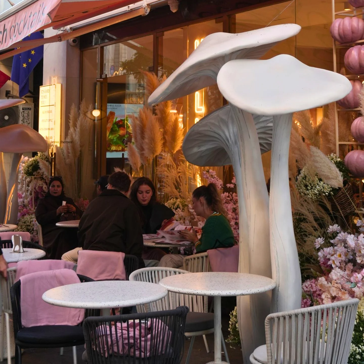 terasa Mayfair 39, București, decorata de toamna
