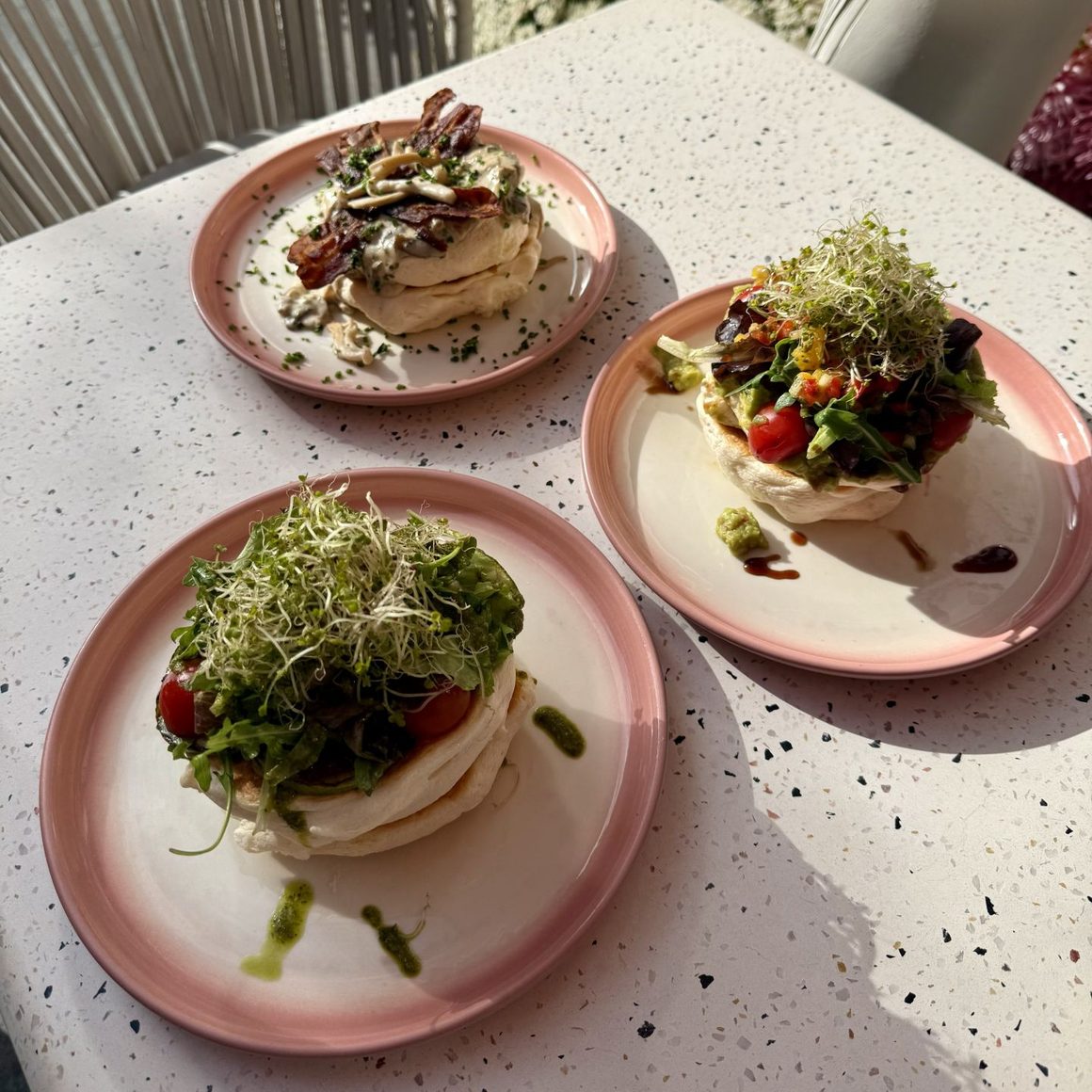 Brunch la Mayfair 39, București, cu clătite japoneze sărate: Mushroom Bacon Royale, Green Tokyo Mozzarella, Beef and Reef și Avocado Bloom.