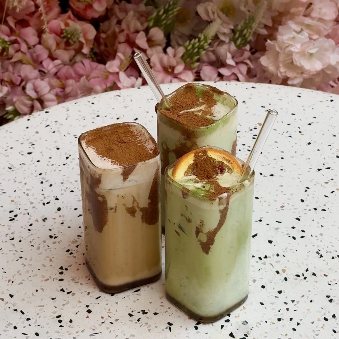 Latte-uri București la Mayfair 39, cu latte-uri cu scorțișoară: Cinnamon Matcha Latte și Cinnamon Latte