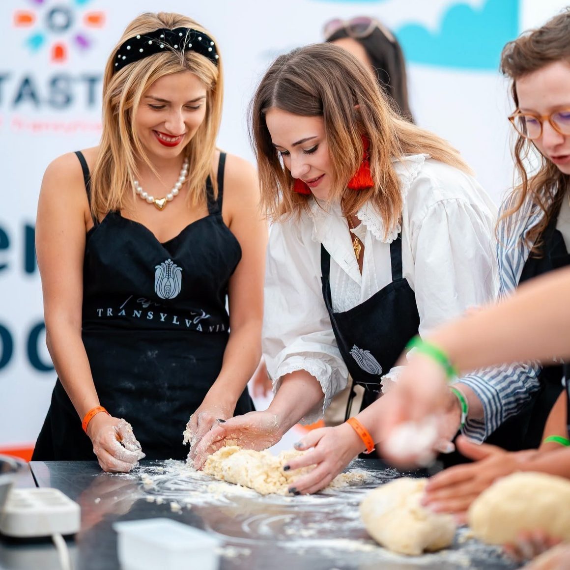 Participante pregătind aluat în cadrul unui atelier culinar la Taste of Transylvania București.