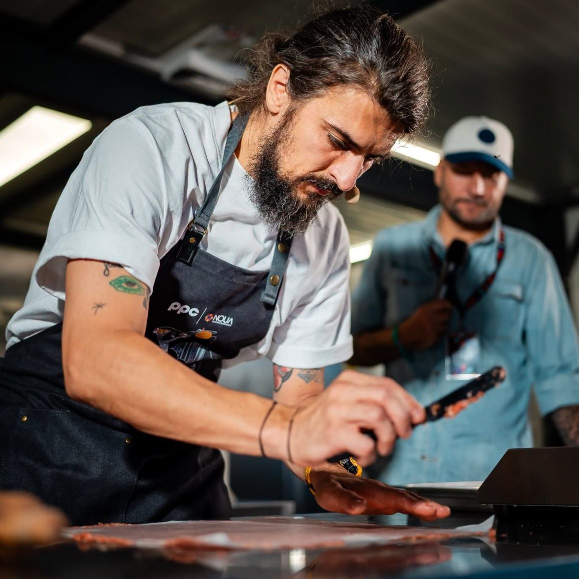 Chef Alex Petricean pregătind un preparat în cadrul evenimentului Taste of Transylvania București.