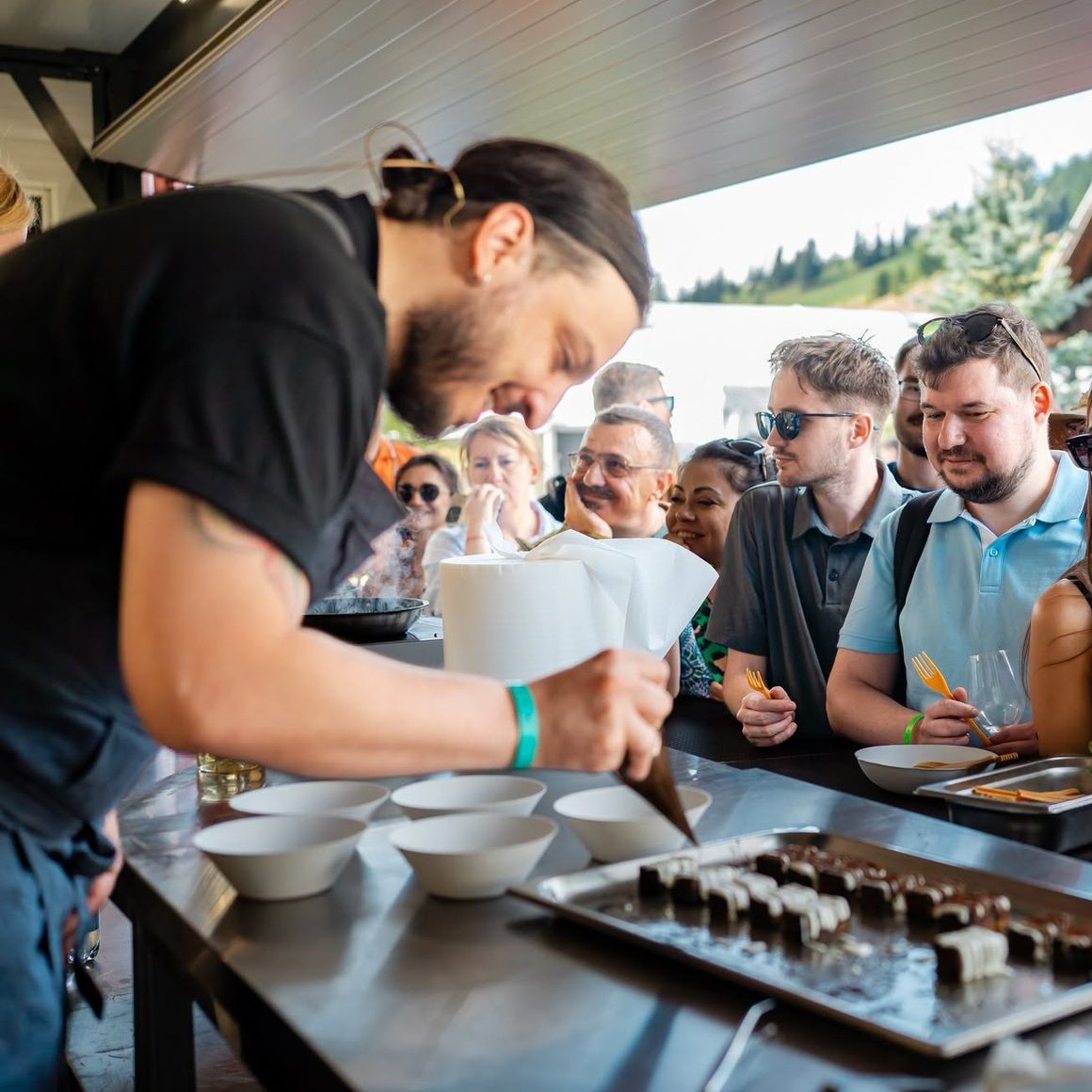 Chef Mihai Iosif Toader pregătind deserturi în fața publicului la Taste of Transylvania București.