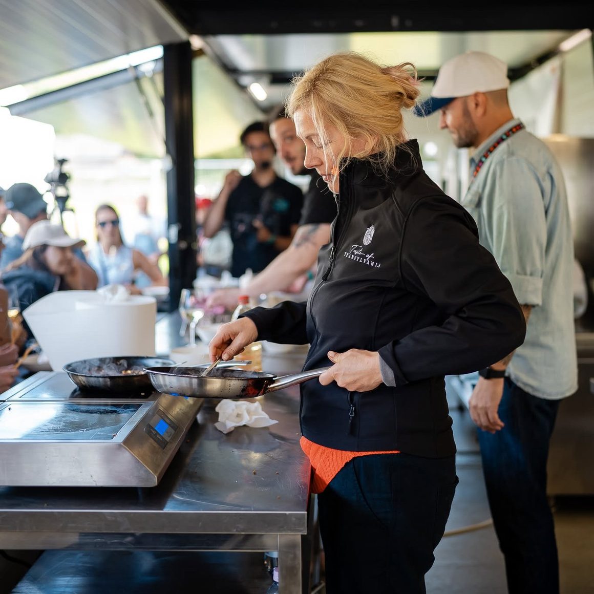 Chef Oana Coantă gătește la tigaie în cadrul evenimentului gastronomic Taste of Transylvania București.
